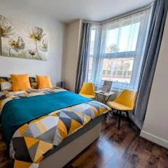 Large Studio with Private Kitchen and Bathroom