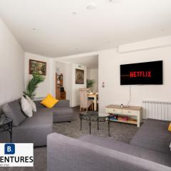 Luxury 2 Bedroom Maisonette with Games Room - Free Car Parking - 5 Minute Drive to Brighton Beach & City Centre - Sleeps 8
