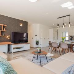 Ferienhaus In Dugopolje Mit Privatem Pool