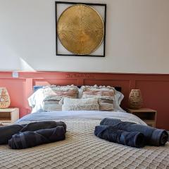 Central Apartment- Stunning Sea Views- 100m to Beach- Sleeps 6