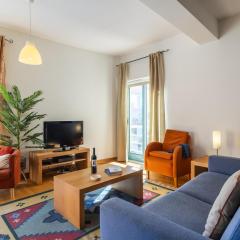 Marina Breeze Apartment with Pool - 900m from the Beach