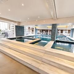 Apto com lazer completo, piscina, ar, mercadinho e pet friendly a 1 min da praia