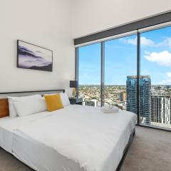 Top Floor with Gorgeous Views, King Bed, Pool & Gym