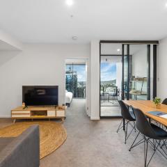 Mountain & Sunset Views with King Bed, Pool, Gym