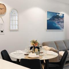 Luxurious 2BR Apt w River View