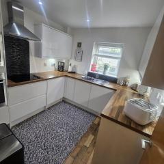 LANGLEY APARTMENT free parking outside between 6 pm and 8 am Secure parking 2 min walk Ideal for TRADES AND TOURISTS WANTING GREAT LOCATION