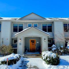 SH4 Bretton Woods condo with Hot Tub next to skiing and Mt Washington Hotel ski slopes views