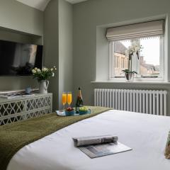 Little Gem Cottage Luxury cottage Bourton, dog friendly, parking, Gdn