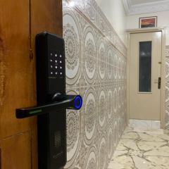 Airport Apartment 5 minutes walk, perfect for Early & Late Flights