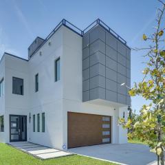 Walk to Shore Modern Stunner in Ormond Beach!