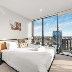 Mountain Views, King Bed, Pool, Gym & Car Park
