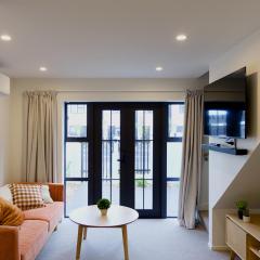 Modern Townhouse, Prime Location, Carpark
