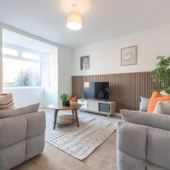 Spacious 3 Bedroom Home with Parking - Close to Leeds City and Amenities - Perfect for Long Stays