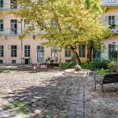 Cozy & Green Downtown Residence