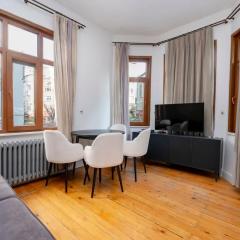 Exclusive House with 2 Apartments including 4 Bedrooms and 4 Bathrooms in Total