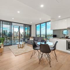 King Bed, Car Park and Gorgeous City & River Views