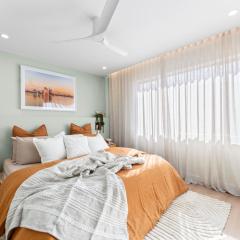 2BR Plus Free Parking - Airport Luxury Retreat