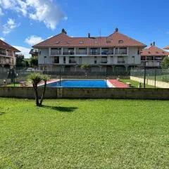 Acogedor dúplex en urbanización con piscina en Ajo