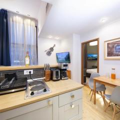 Athenaeum Spacious& Cozy 1Br Prime Location w Balcony