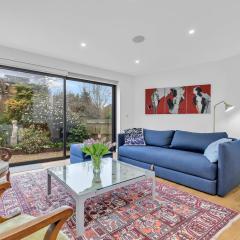 Artist Haven with Parking By My Getaways