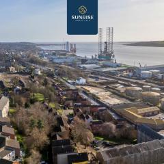 Baffin Townhouse - INVOICE and REDUCED PRICE only via SUNRISE SHORT LETS DUNDEE, 3 bedrooms with 4 beds, Newly Refurbished, Fully Equipped, Free Parking, Amazing Views - ONLY 5 Mins to STANNERGATE Ports