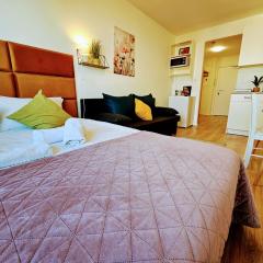 LIVE-INN PRAGUE 1 BDR CITY VIEW SUITE FOR 1-4 GUESTS, 20 Mins to center, Lift, Gym, Reception, Parking, Roof Terrace, Game & Party