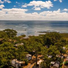 Un toit sur le bassin bungalow camping les viviers