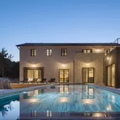 Villa Mons Caldera for 10 people with 40 m2 infinity heated pool & kids playground