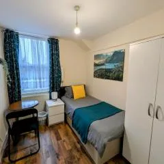Cosy Single Room with a desk