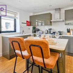 Quality Serviced Apartments in Camberley Town Centre, Free WiFi By Redwood Stays