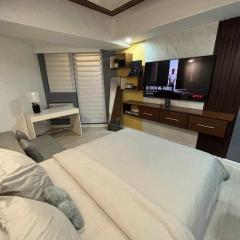22nd-Floor Spacious Studio with Sunrise & Pool Views, Hi-Speed WiFi & Working Space, Netflix, Disney, Kitchen, Wide Balcony