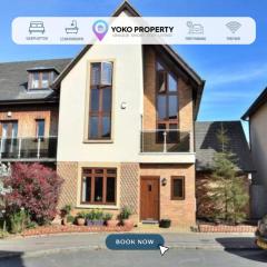 Spacious 4 Bedroom 3 Bathroom House - Sleeps up to 8 - Free Parking, Balcony, Fast Wifi and Smart TVs by Yoko Property