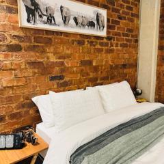 The Nook at Maboneng -24hr security, WiFi, cozy home