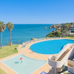 NOVO! Apartamento junto à praia com piscina