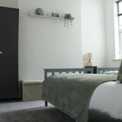 Modern Dunstable Guest House with Free Parking