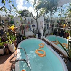 Bangalô térreo, com quintal e piscina privativos