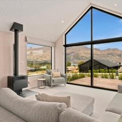 Wanaka Views with Outdoor dining area Games room for kids Sleeps 8