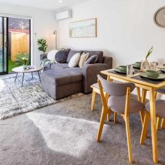 CBD 2BR with Backyard - Walk Everywhere