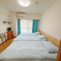 黒門市場のすぐそば 地下鉄日本橋駅まで徒歩わずか5分 シンプルなトリプルルーム