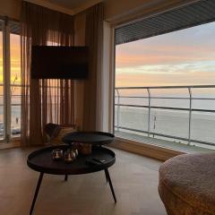 HUSWELL - renovated beachfront apartment