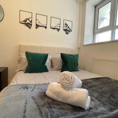 Beautiful Apartment Near Waterloo! - Sleeps 6