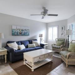 Charming 2BR Siesta Key condo with beach access