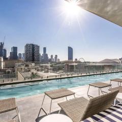 Central South Bank Apt w Pool, Gym & Best Location
