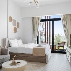 VayK - Cozy Studio with a Balcony & Pool View