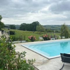 Villa spacieuse avec piscine au milieu des vignes