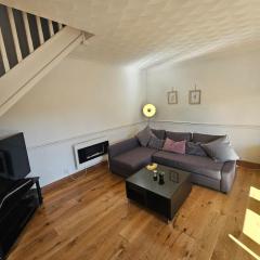 Spacious Bournemouth Home with BBQ, Outdoor Seating & large TV