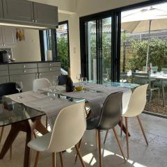 Architect-designed house close to beaches and shops