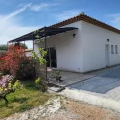 Jolie maison neuve entre mer et colline en Provence