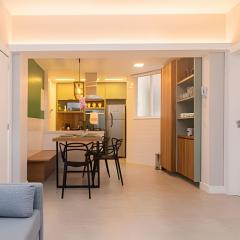 Apartamento 2 quartos reformado na quadra da praia