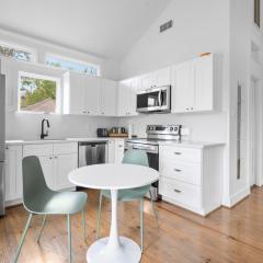 Chic 1BR Apt Near Heights & Downtown Houston